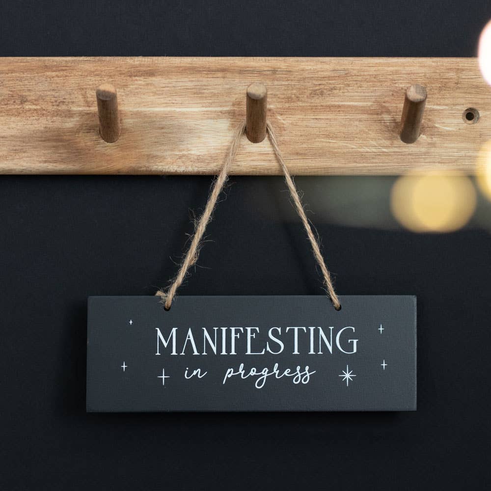 Schild „Manifesting In Progress“